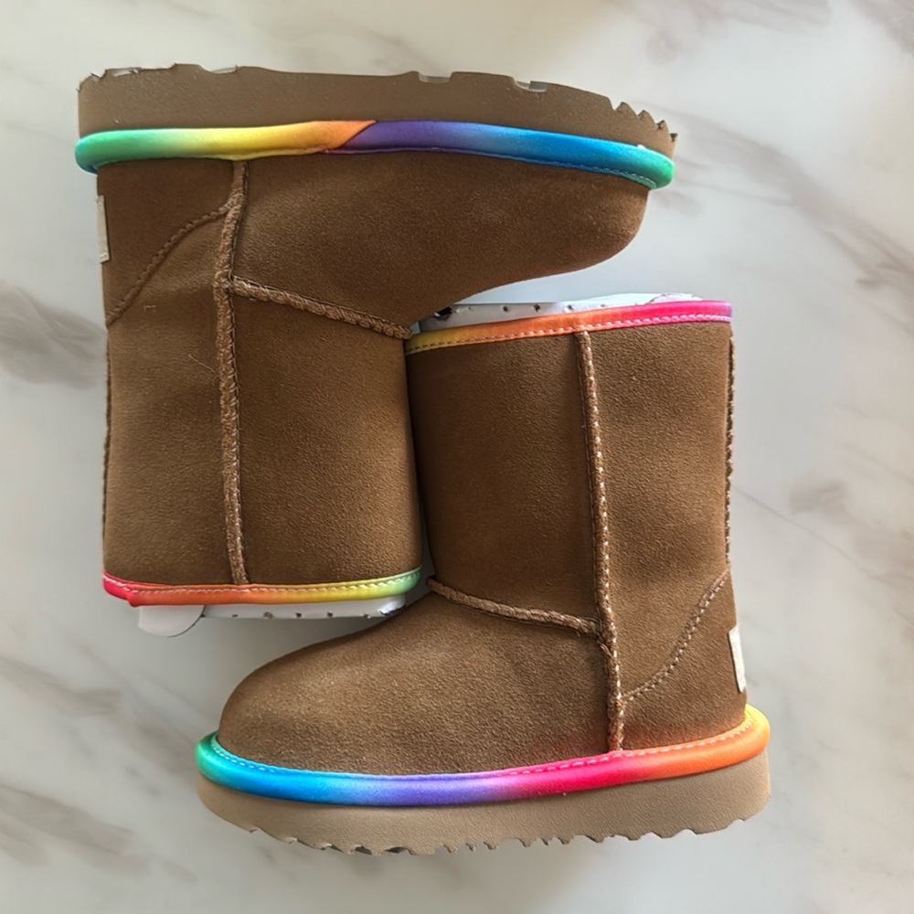 Uggs Classic Short II Rainbow kids Size 9 - Brand new in box